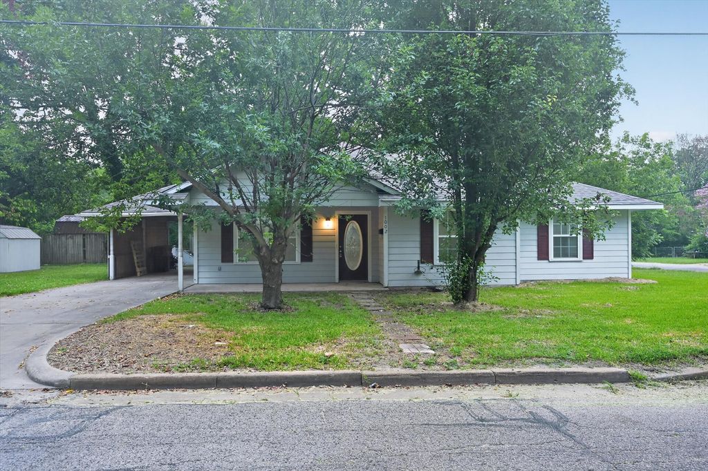 1002 Pine Street, Bonham, TX 75418
