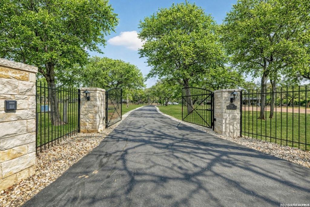 101 CIBOLO HOLLOW N, Fair Oaks Ranch, TX 78015