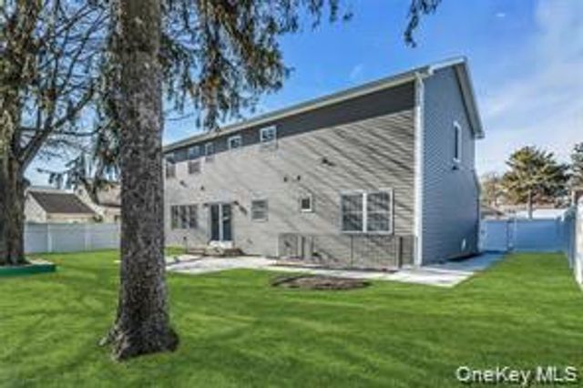 9 Briggs Street, Hicksville, NY 11801