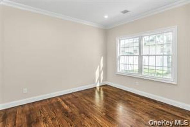 9 Briggs Street, Hicksville, NY 11801