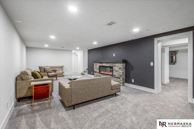 2009 S 88th Street, Omaha, NE 68124