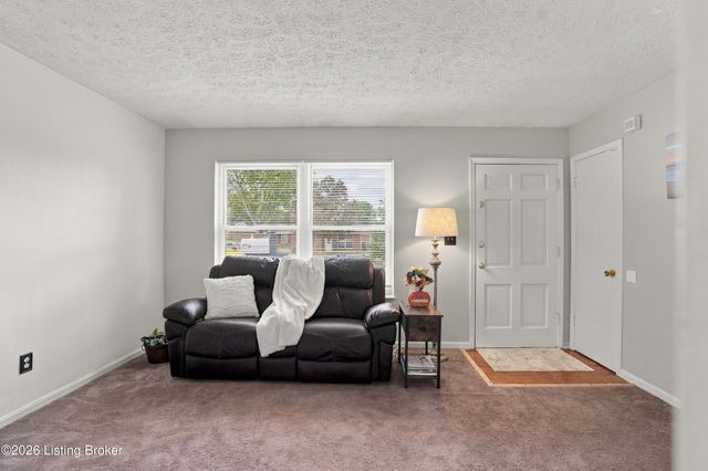 5229 Mount Holyoke Dr, Louisville, KY 40216