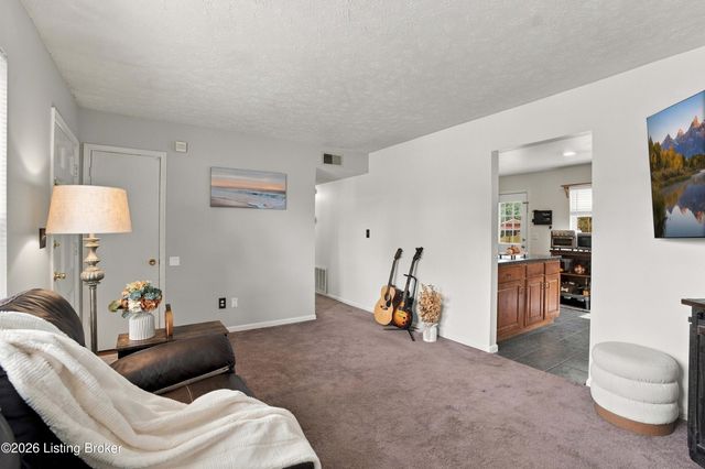 5229 Mount Holyoke Dr, Louisville, KY 40216