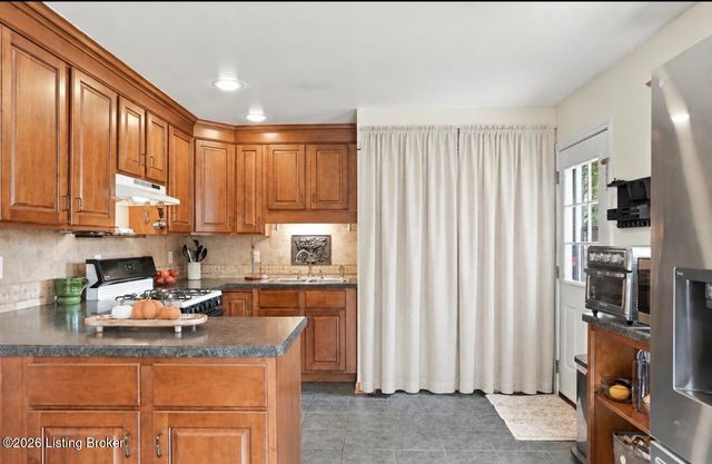 5229 Mount Holyoke Dr, Louisville, KY 40216