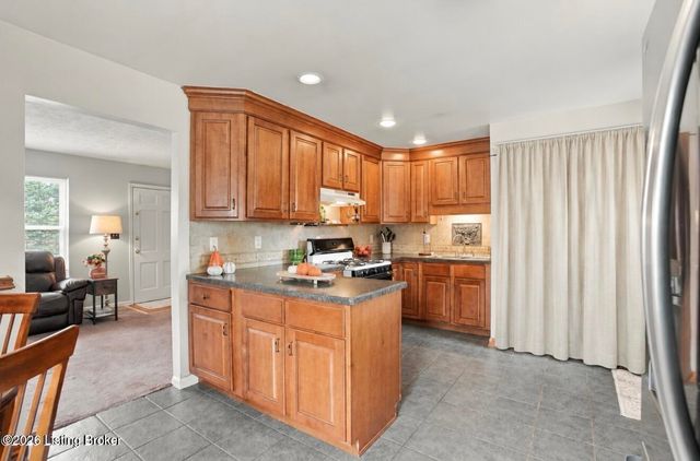5229 Mount Holyoke Dr, Louisville, KY 40216