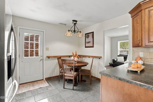 5229 Mount Holyoke Dr, Louisville, KY 40216