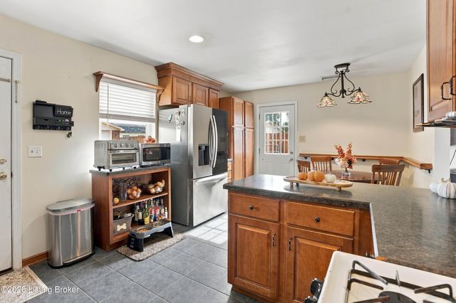 5229 Mount Holyoke Dr, Louisville, KY 40216