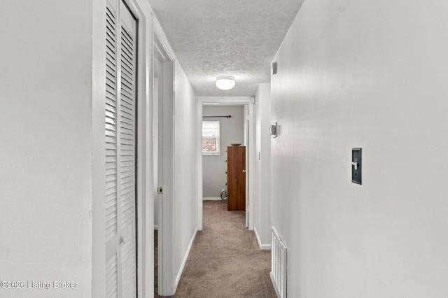 5229 Mount Holyoke Dr, Louisville, KY 40216
