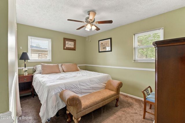 5229 Mount Holyoke Dr, Louisville, KY 40216