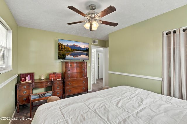 5229 Mount Holyoke Dr, Louisville, KY 40216