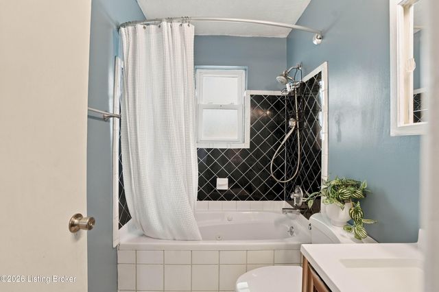5229 Mount Holyoke Dr, Louisville, KY 40216