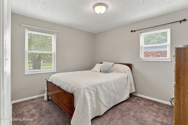 5229 Mount Holyoke Dr, Louisville, KY 40216