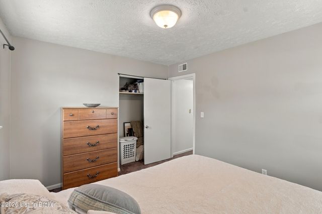 5229 Mount Holyoke Dr, Louisville, KY 40216