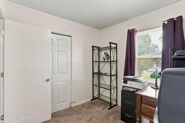 5229 Mount Holyoke Dr, Louisville, KY 40216