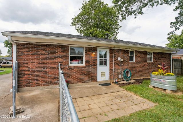 5229 Mount Holyoke Dr, Louisville, KY 40216
