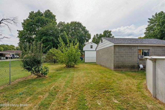 5229 Mount Holyoke Dr, Louisville, KY 40216
