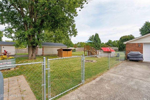 5229 Mount Holyoke Dr, Louisville, KY 40216