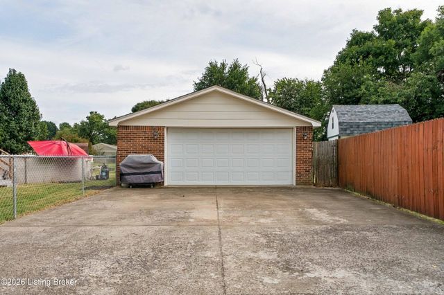 5229 Mount Holyoke Dr, Louisville, KY 40216