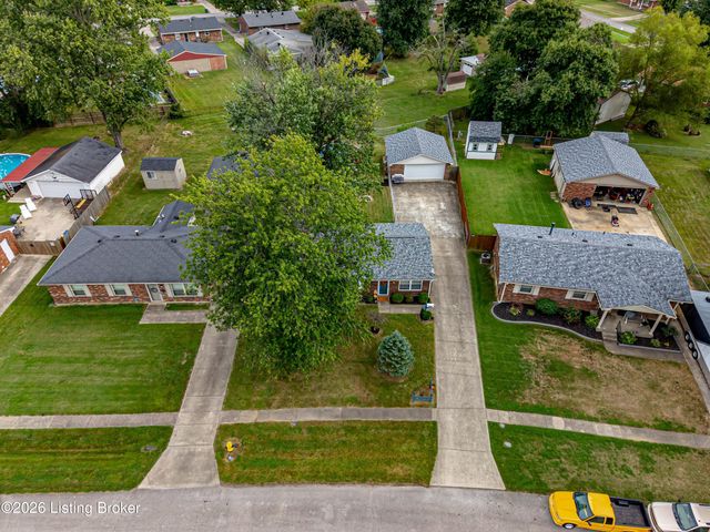 5229 Mount Holyoke Dr, Louisville, KY 40216