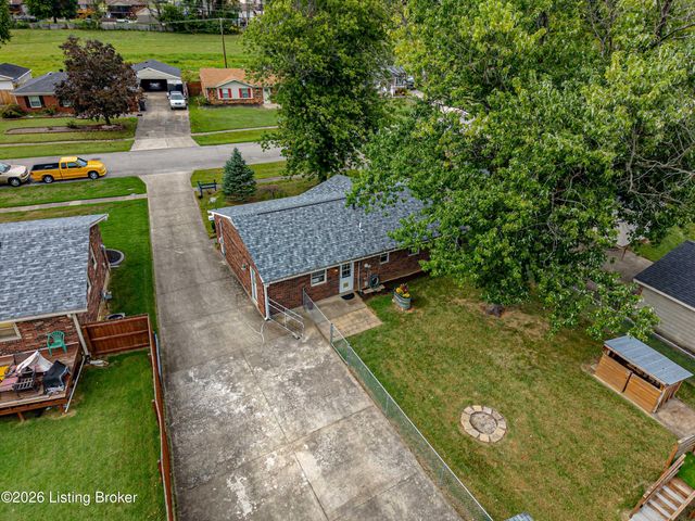 5229 Mount Holyoke Dr, Louisville, KY 40216