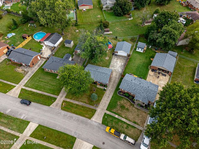5229 Mount Holyoke Dr, Louisville, KY 40216
