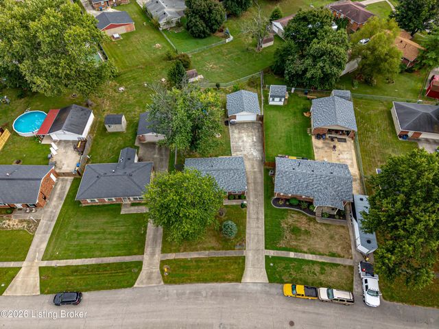 5229 Mount Holyoke Dr, Louisville, KY 40216