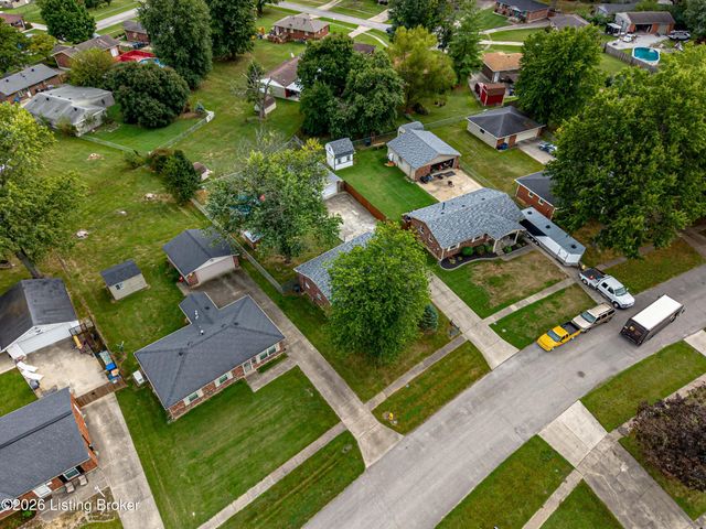 5229 Mount Holyoke Dr, Louisville, KY 40216