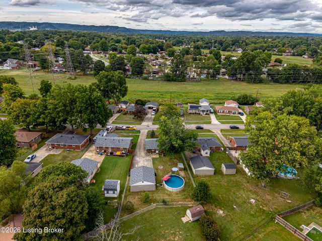 5229 Mount Holyoke Dr, Louisville, KY 40216