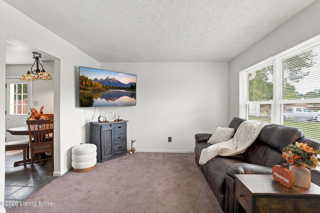 5229 Mount Holyoke Dr, Louisville, KY 40216