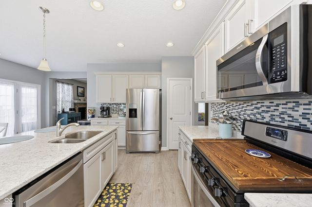 5752 Bluff View Lane, Whitestown, IN 46075