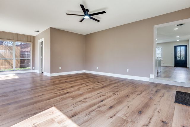 1542 W 5th Street, Irving, TX 75060