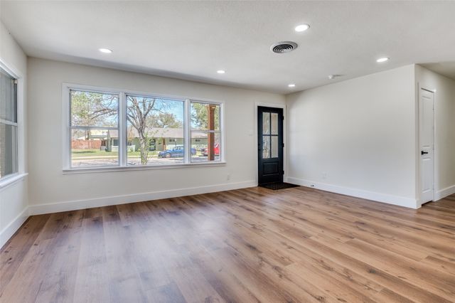 1542 W 5th Street, Irving, TX 75060