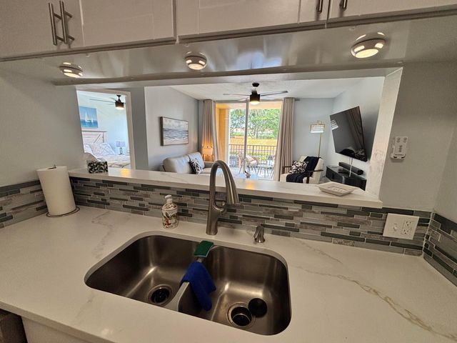 123 Yacht Club Way 207, Hypoluxo, FL 33462