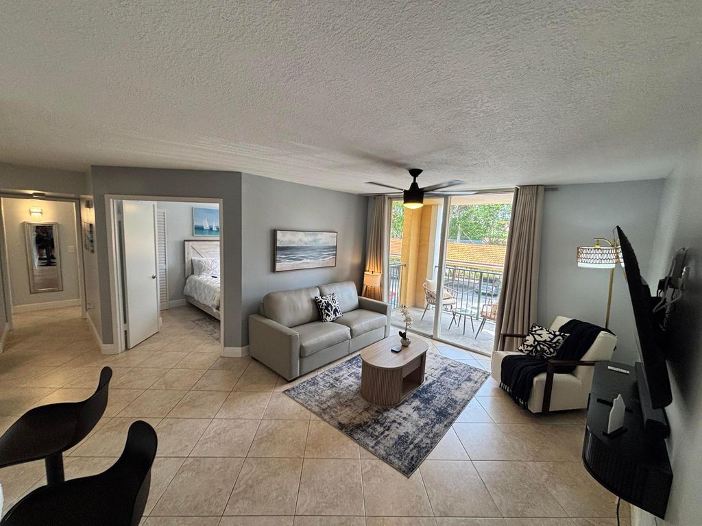 123 Yacht Club Way 207, Hypoluxo, FL 33462