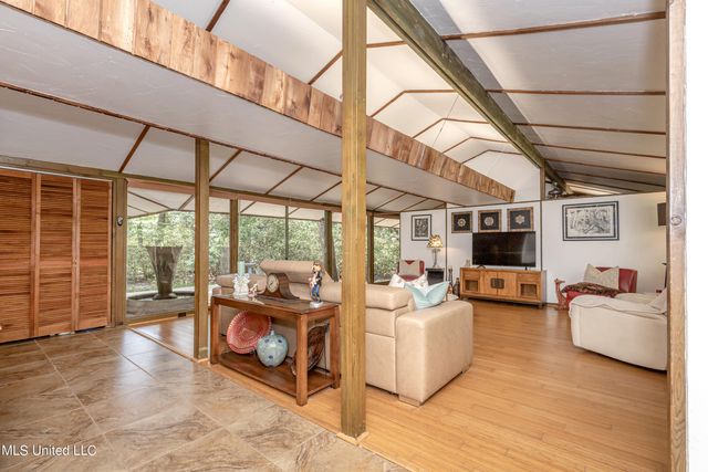 1209 Nelson Drive, Ocean Springs, MS 39564