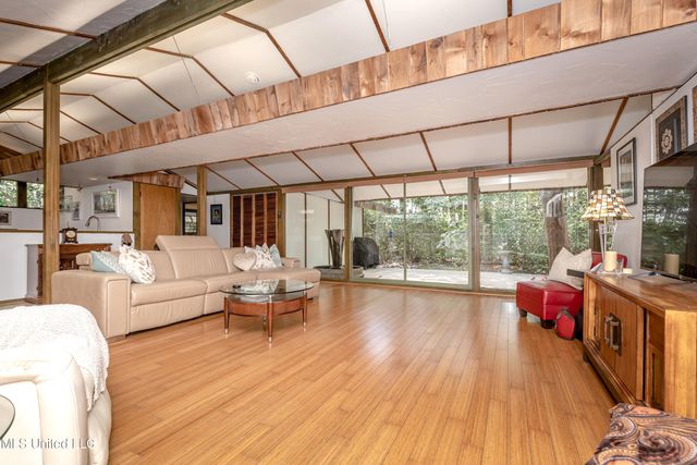 1209 Nelson Drive, Ocean Springs, MS 39564