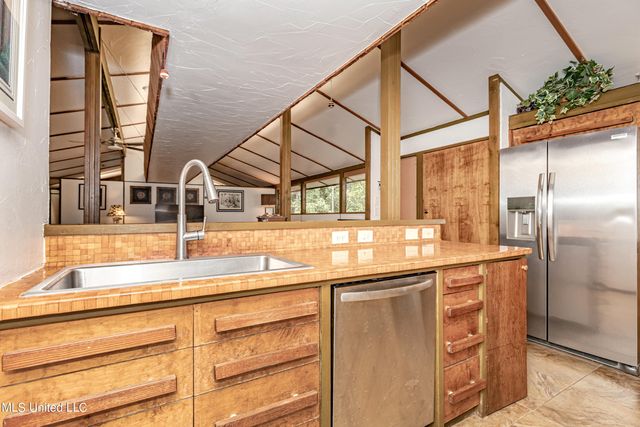 1209 Nelson Drive, Ocean Springs, MS 39564