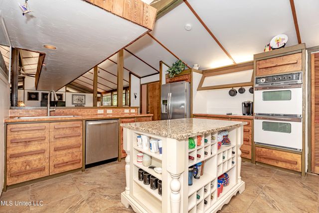 1209 Nelson Drive, Ocean Springs, MS 39564
