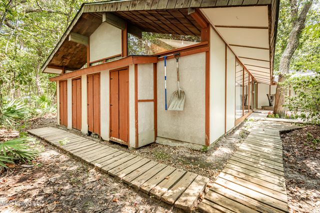 1209 Nelson Drive, Ocean Springs, MS 39564