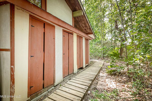 1209 Nelson Drive, Ocean Springs, MS 39564