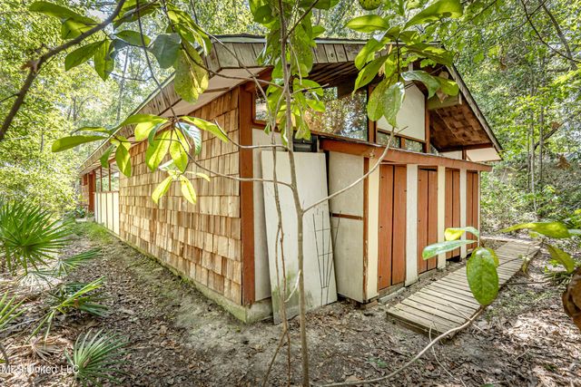 1209 Nelson Drive, Ocean Springs, MS 39564