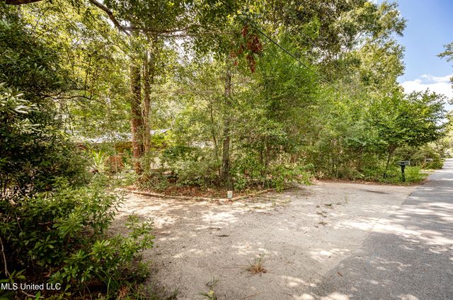 1209 Nelson Drive, Ocean Springs, MS 39564