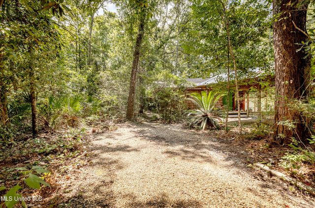 1209 Nelson Drive, Ocean Springs, MS 39564