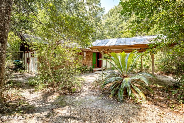 1209 Nelson Drive, Ocean Springs, MS 39564
