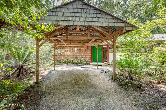 1209 Nelson Drive, Ocean Springs, MS 39564