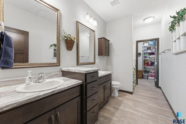 9700 W Broek Dr Drive, Sioux Falls, SD 57106