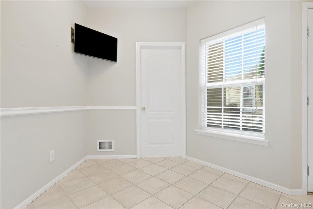 89 Windwatch Drive, Hauppauge, NY 11788 — photo 3