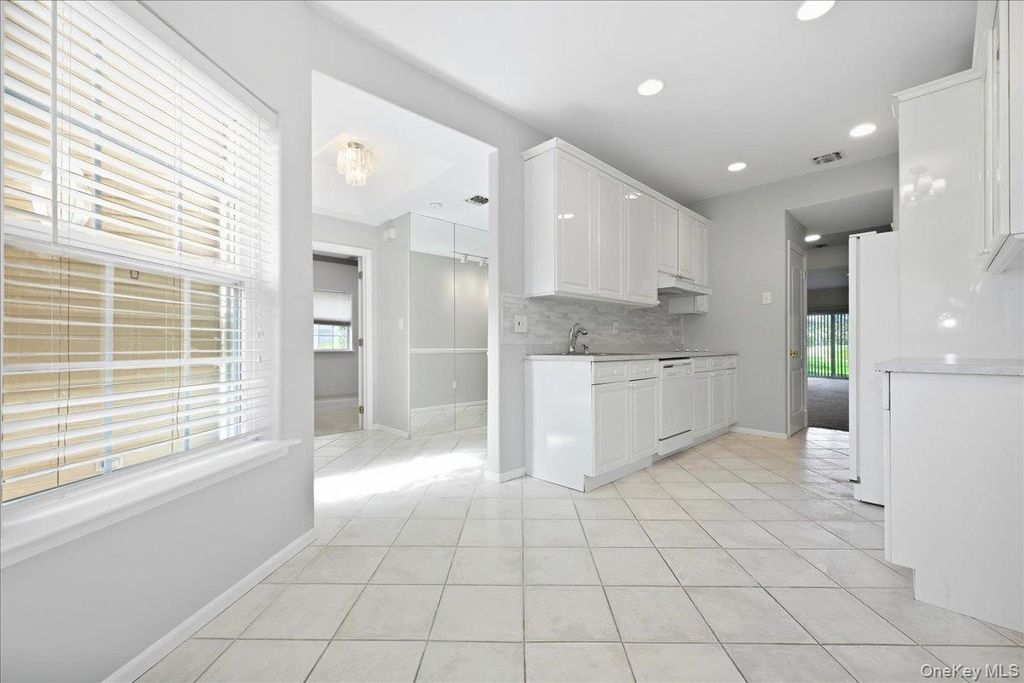 89 Windwatch Drive, Hauppauge, NY 11788 — photo 4