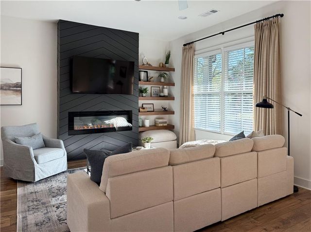 5736 Main Street, Flowery Branch, GA 30542