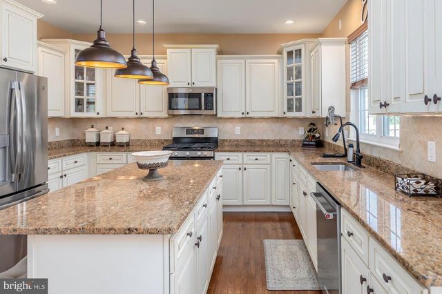 301 LONG MEADOW DR, Mullica Hill, NJ 08062